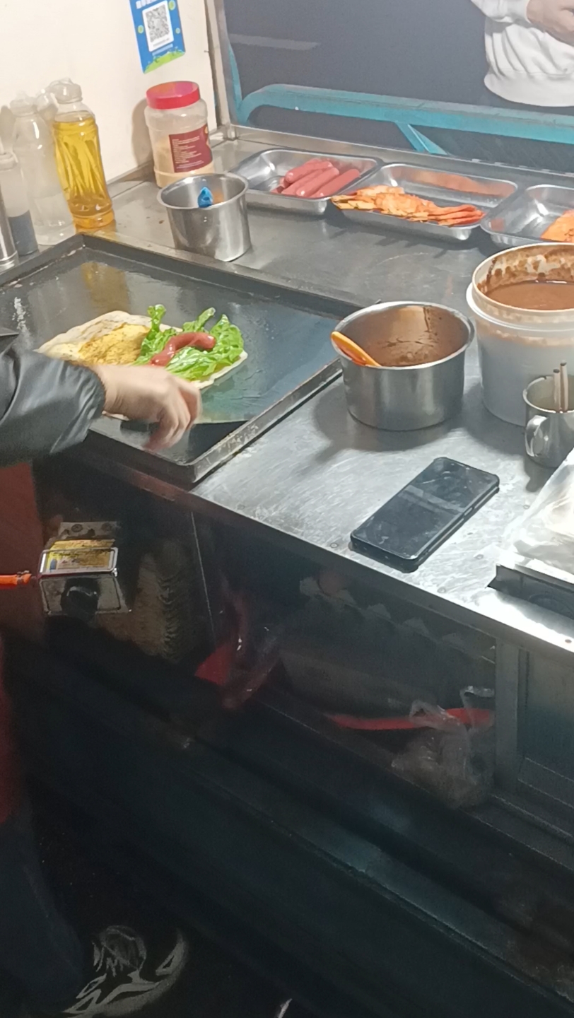 阿姨的摊位挺干净,做的烤冷面的味道还可以