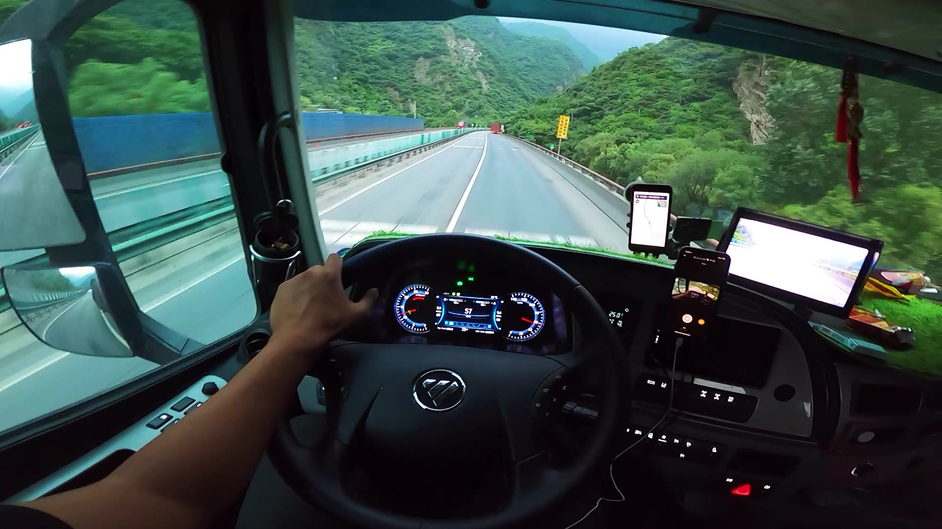 「中国卡车司机第一视角」拉着10吨货,在山区行驶,走在桥上,还有点小