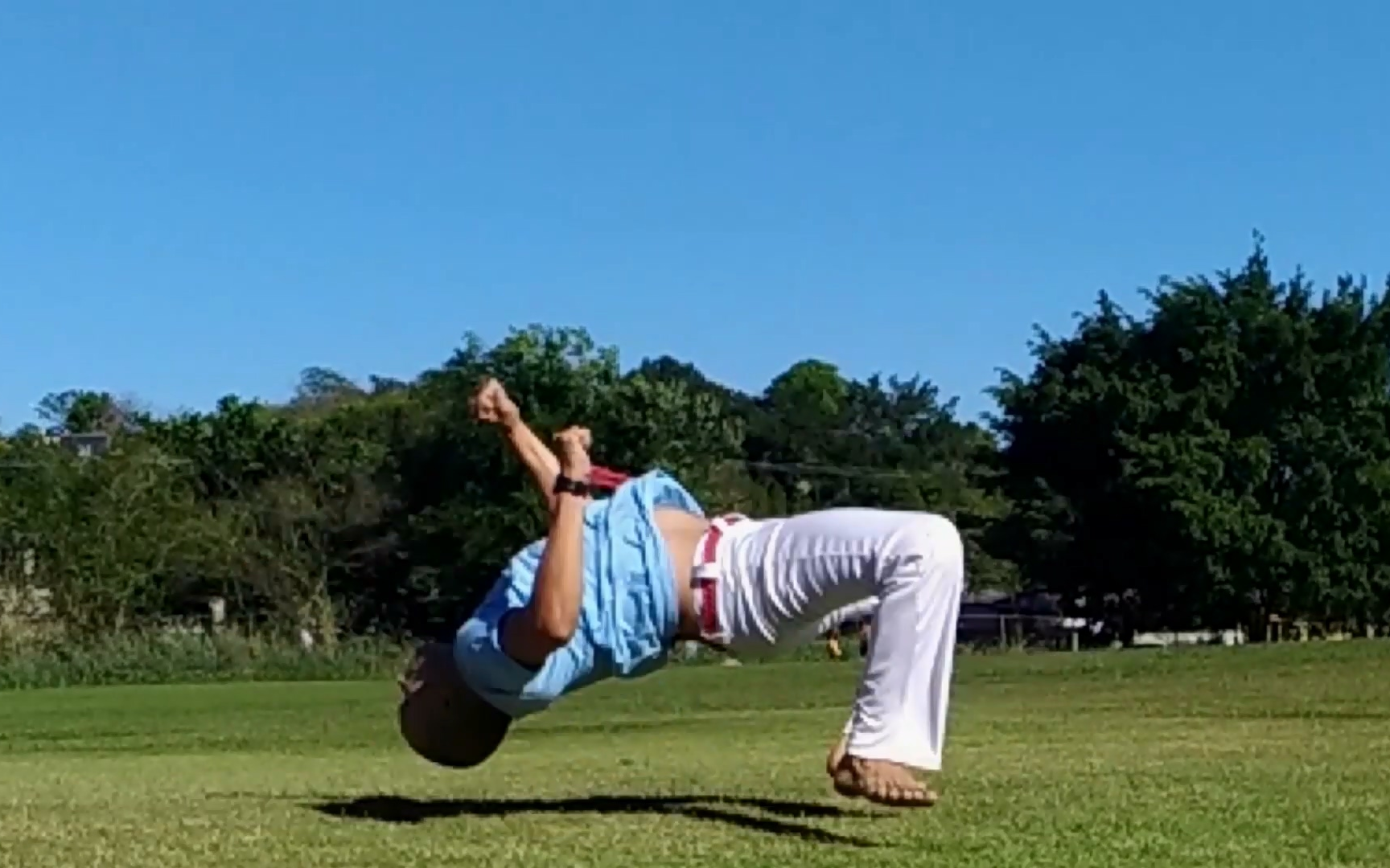 巴西战舞capoeira百大特技动作教学20版第101号动作无手鲤鱼打挺