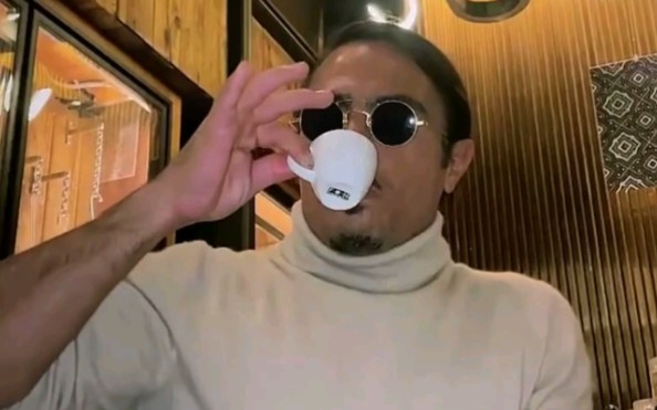 在自己的牛排馆喝卡布奇诺的歪嘴逼王撒盐哥"nusret