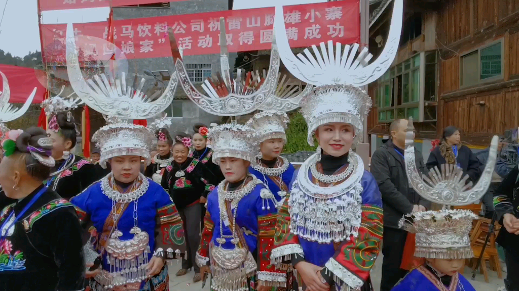 [图]场地再狭窄也阻止不了黔东南脚雄村苗女跳芦笋的热情！