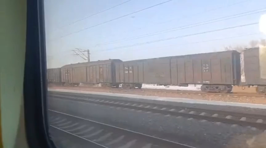 hxd2牵引ha0257停靠达拉特西站1站台,z4336进达拉特西站2站台