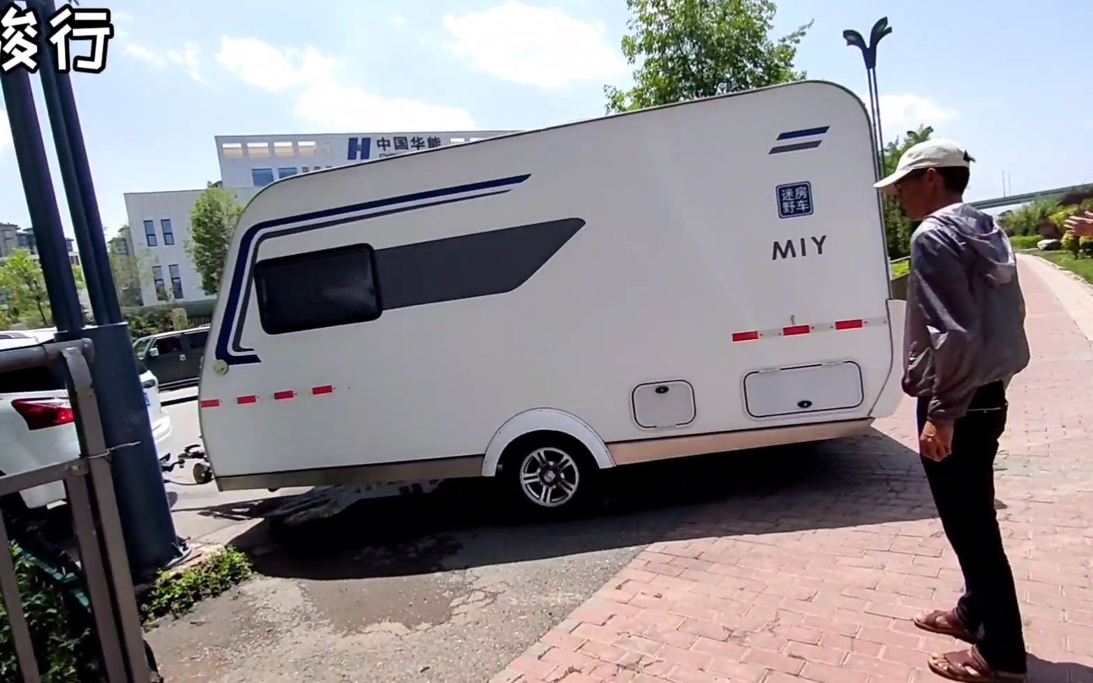 穷游中国大叔拉着六米拖挂房车游中国技术超高也差点卡路口