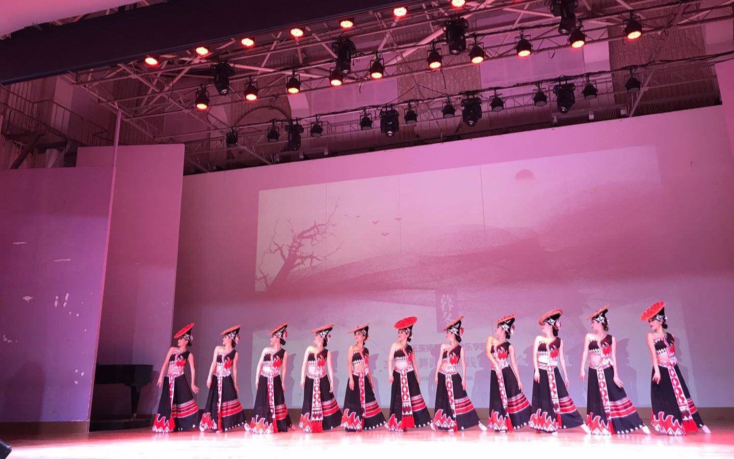 迎新晚会舞蹈《山灵》