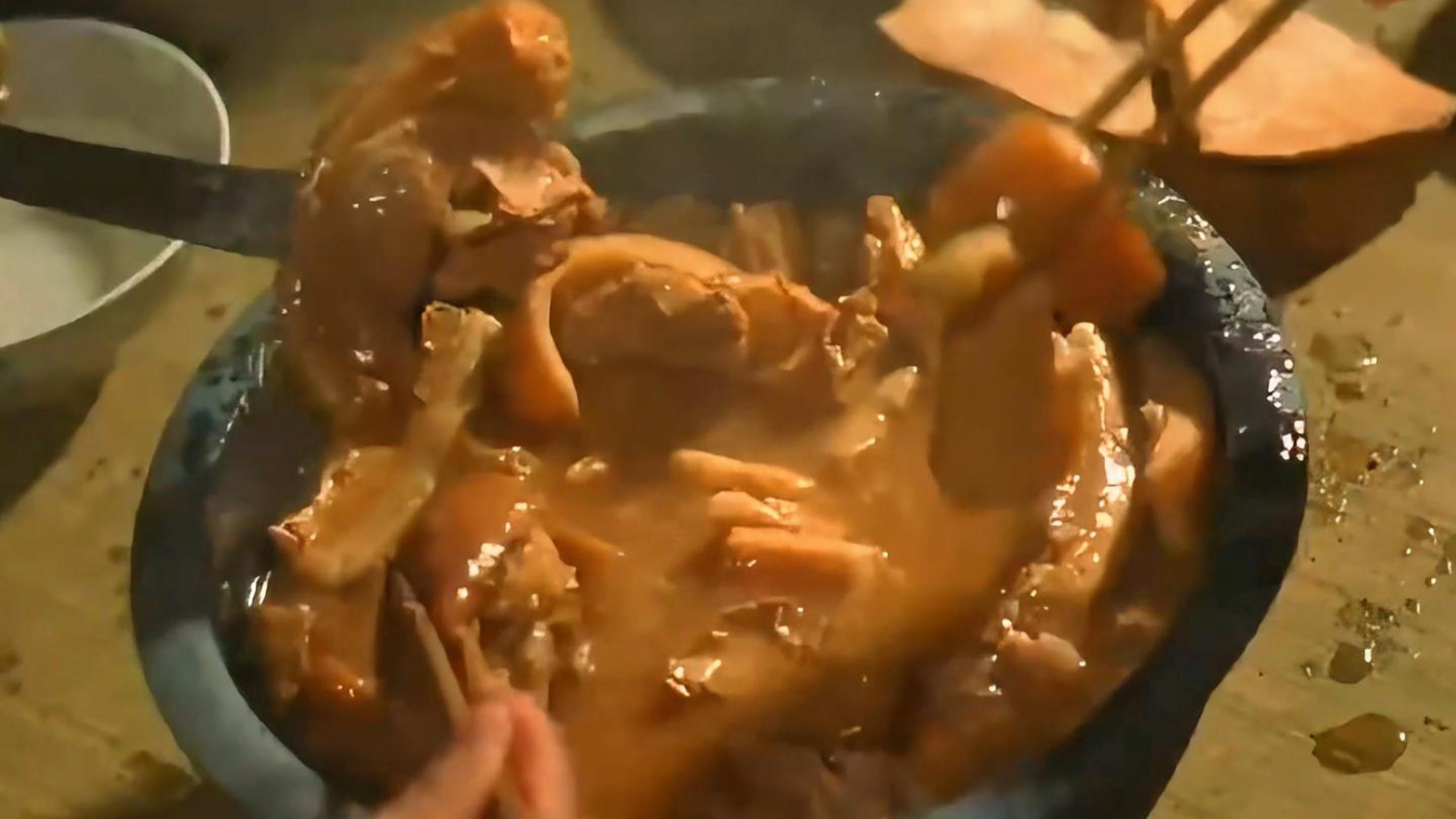 影视中土匪的真香吃戏，大块红烧肉吃到爽，猪蹄羊腿啃不停贼过瘾