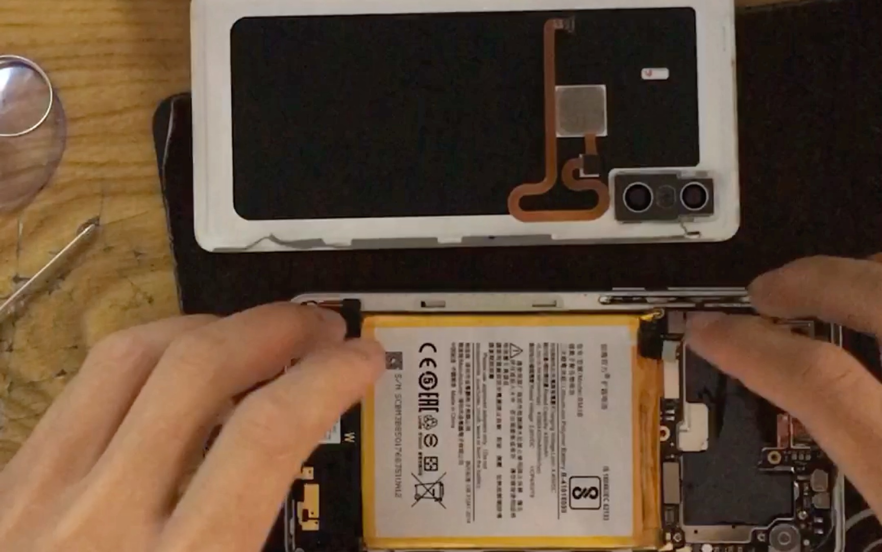 在宿舍也能顺利给小米mix2s换4300ma电池