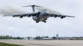 Descargar video: 美国最大420吨货机降落的疯狂过程 The Crazy Process of Landing US Largest 420 Ton Cargo Aircraft