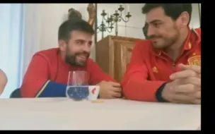 Download Video: (没有声音)卡西小法正在吃早餐被皮克强行拖入直播间/Gerard Piqué e Iker Casillas se pican en Periscope