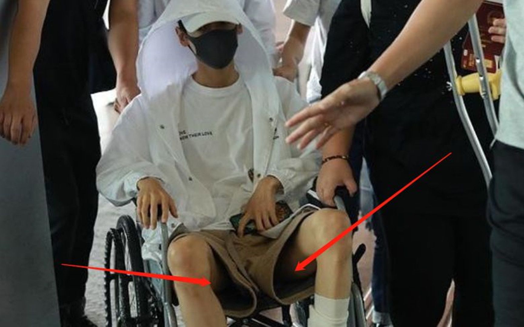 罗云熙的腿到底有多细?不敢穿篮球裤,洞口敞开几乎可以拍到里面