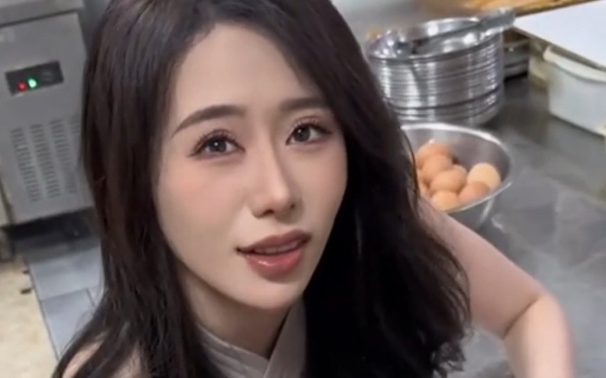 嫂子脚崴了，还赖上我了，用手揉揉就不疼了