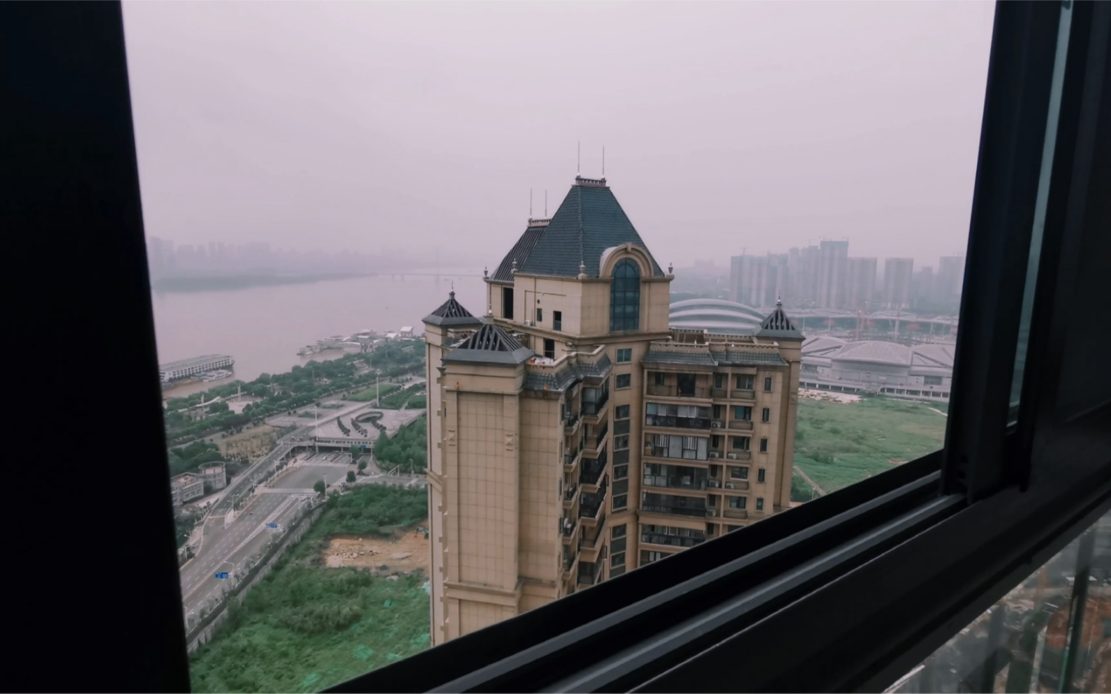 在武汉,这样的江景房你愿意租吗,这样一套房你猜猜要多少钱?