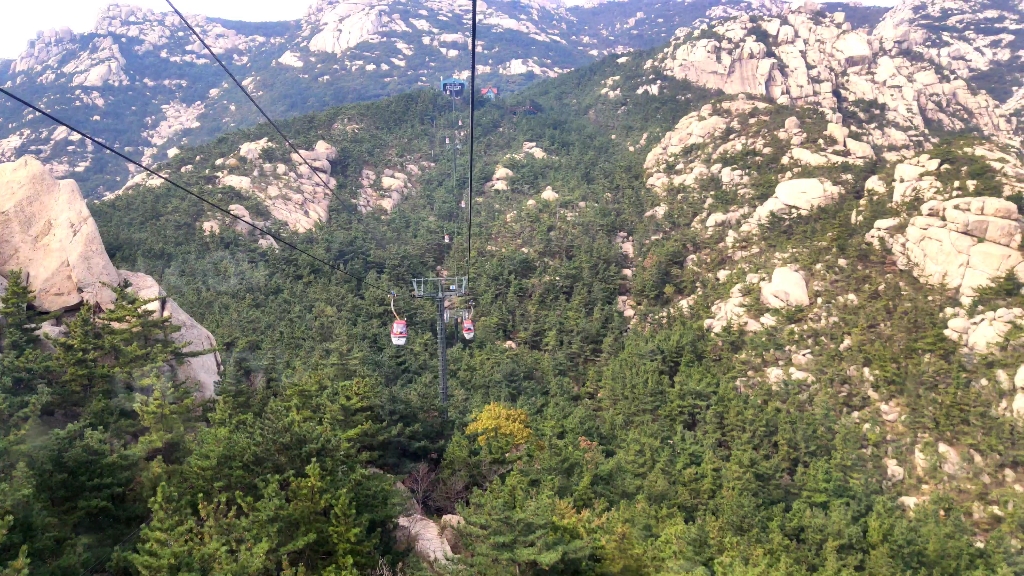 崂山太清索道一面是山一面是海