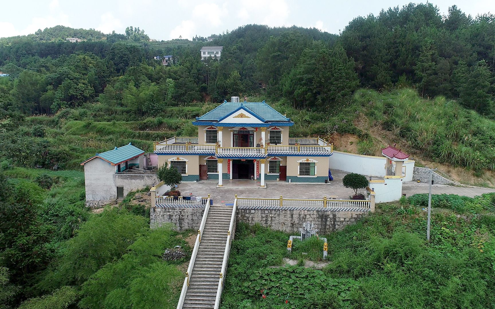 湖南大山的农村,三代同堂的2000平洋房和200平别墅,哪个更漂亮