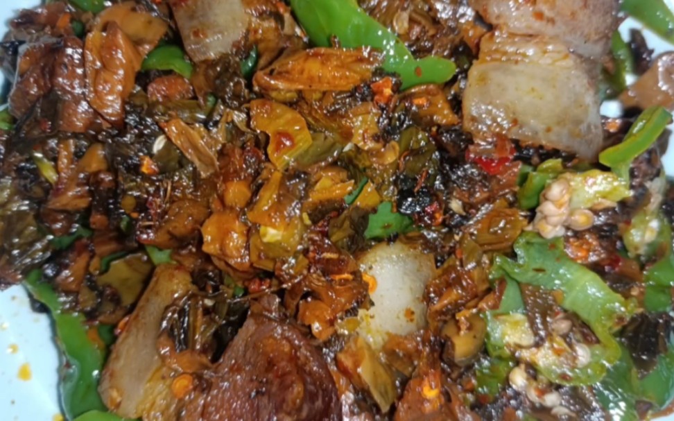 一盘咸菜回锅肉,太费饭了