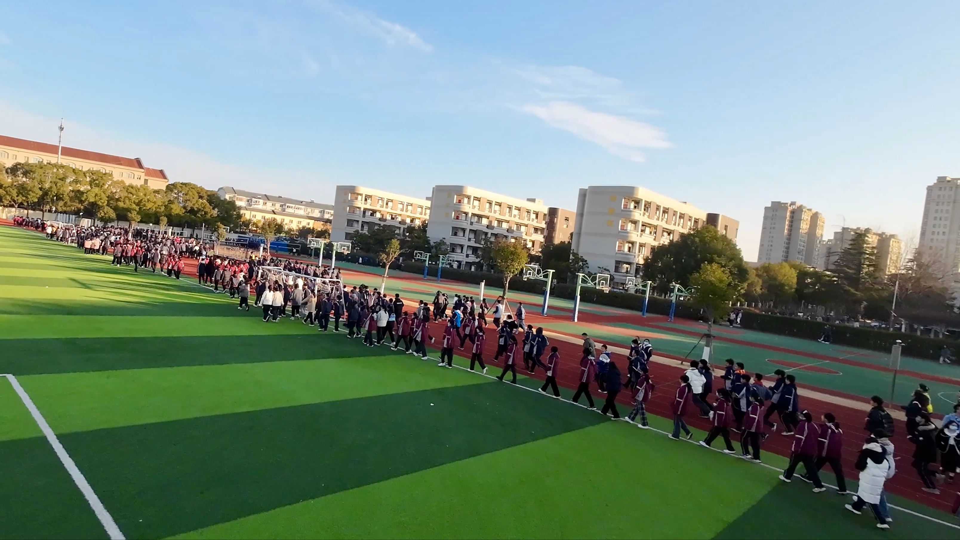 零度的上海,跟着fpv穿越机来华东师范大学附属周浦中学晨跑