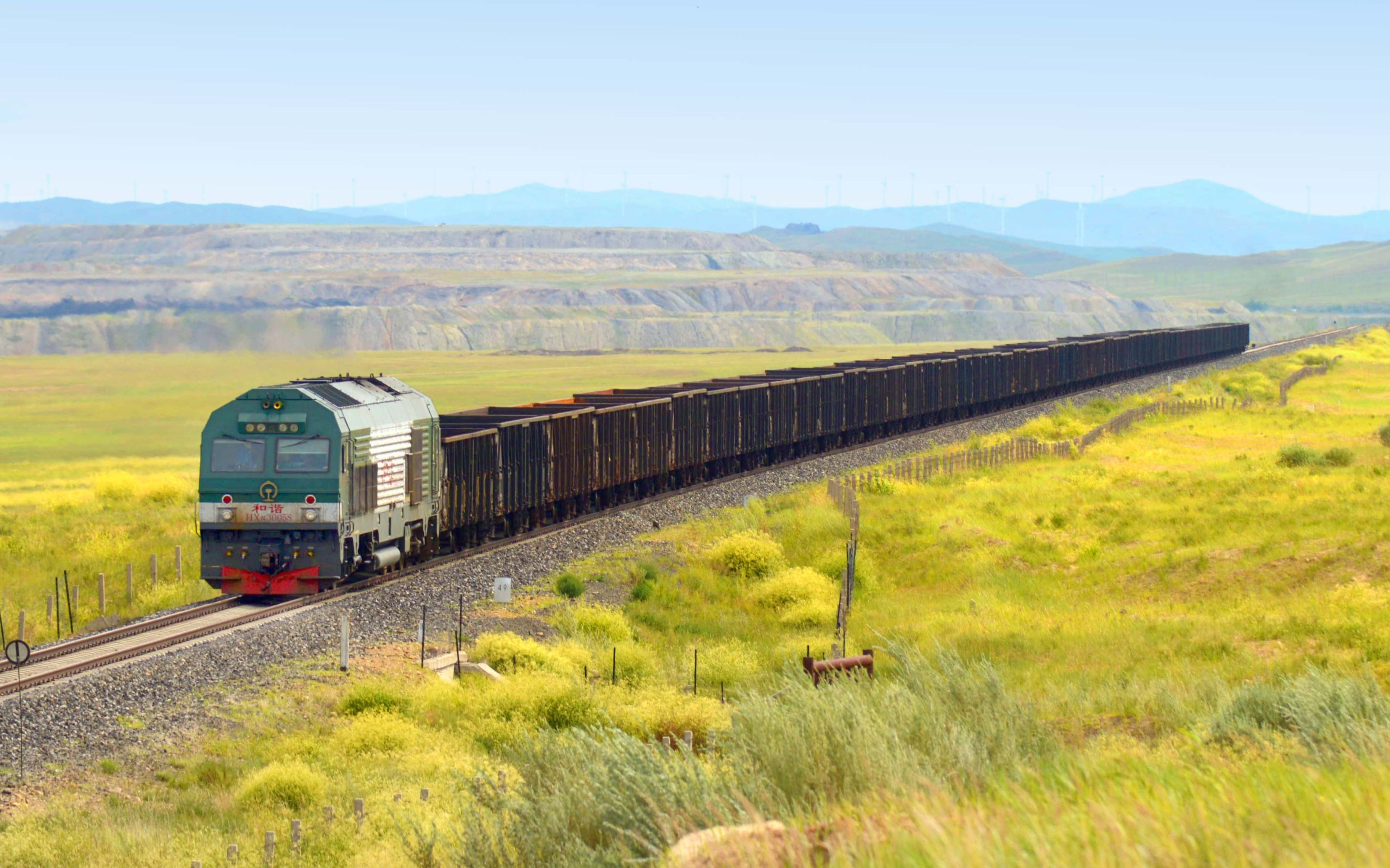 霍白hxn3牵引5000小列空煤车 行驶在草原_哔哩哔哩 (゜-゜)つロ 干杯