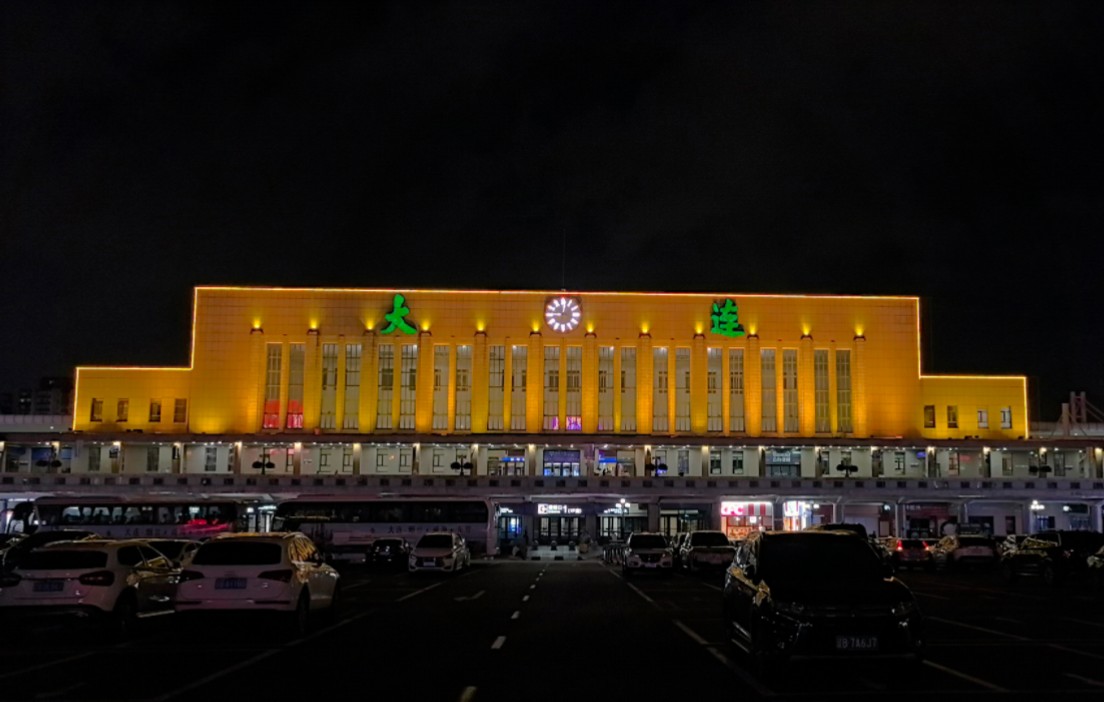 夜晚的大连火车站,依然那么美,但没有了十余年前的那种喧嚣