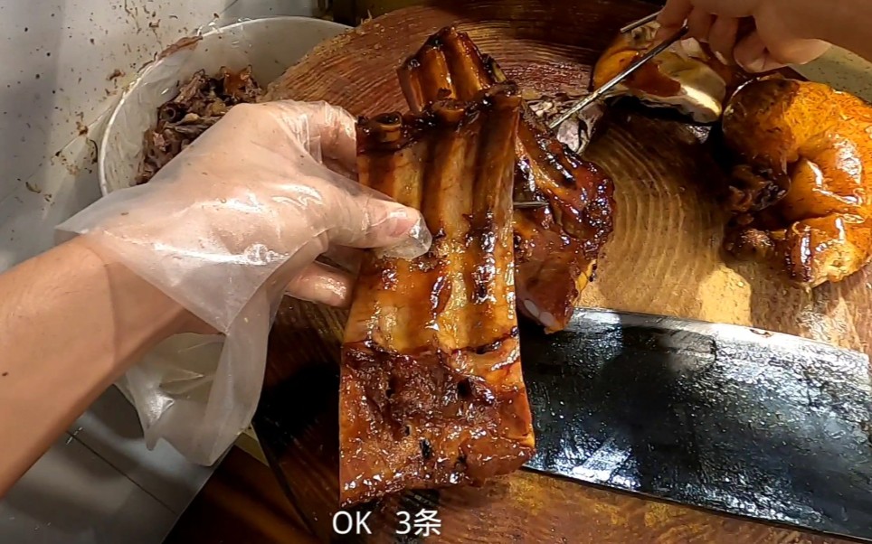 食客大叔要烧鹅烧排骨,阿成欢乐斩烧腊,却斩飞几块肉_哔哩哔哩 (゜-゜