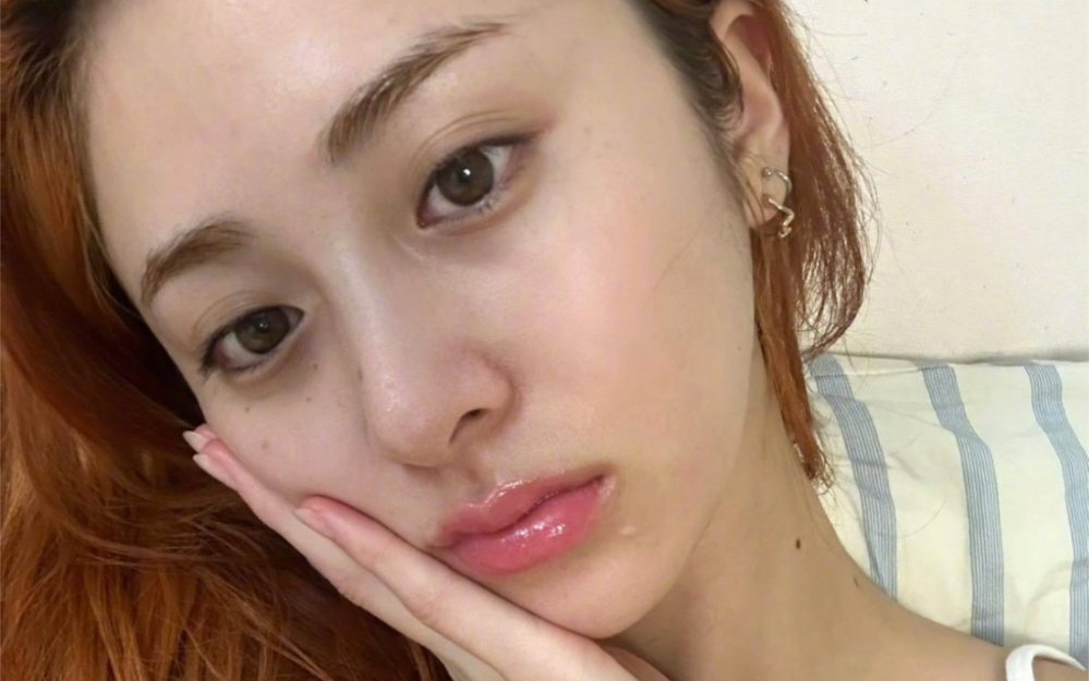 素颜好绝!le sserafim 许允真ins更新素颜生活照!