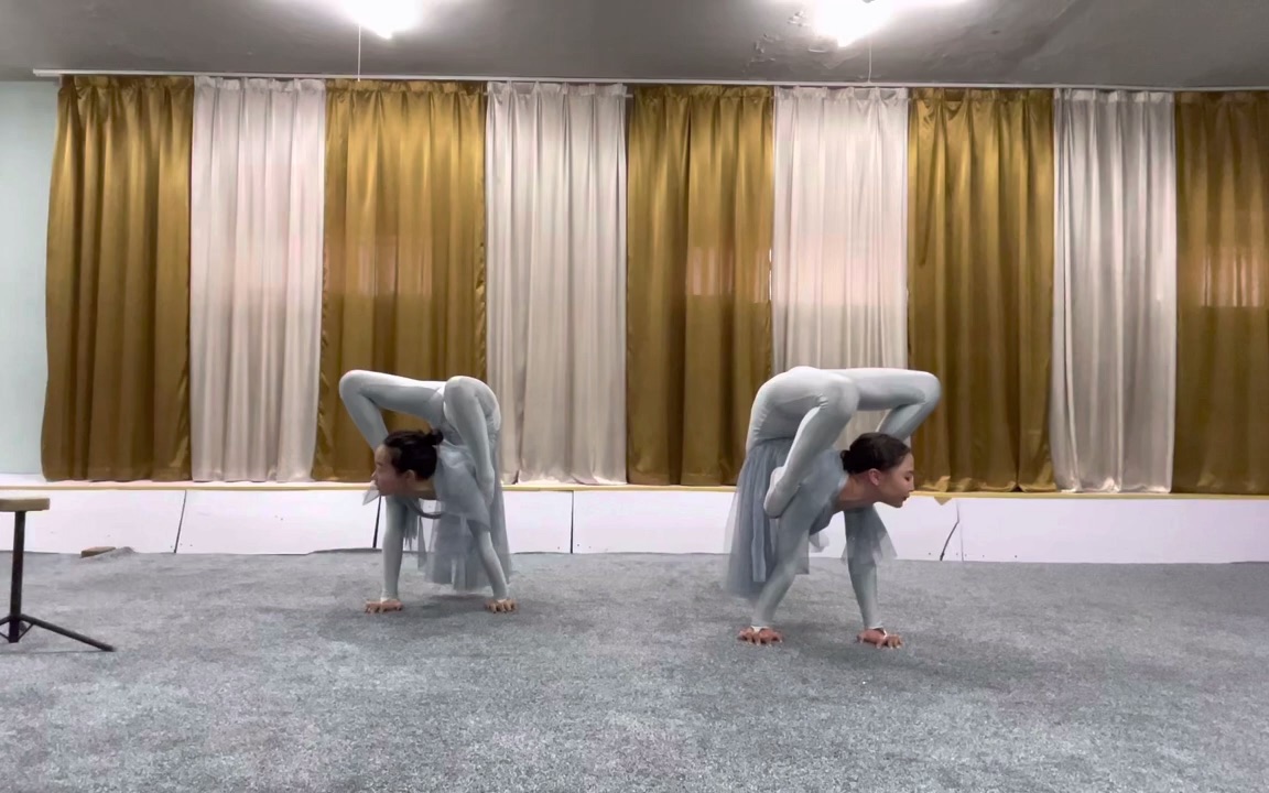 蒙古马戏团柔术女孩双人软功彩排