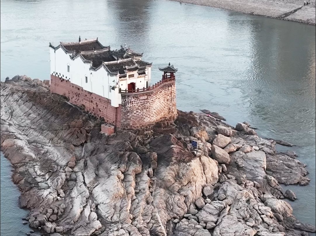 它被称为万里长江第一阁,湖北鄂州观音阁屹立于长江700年不倒