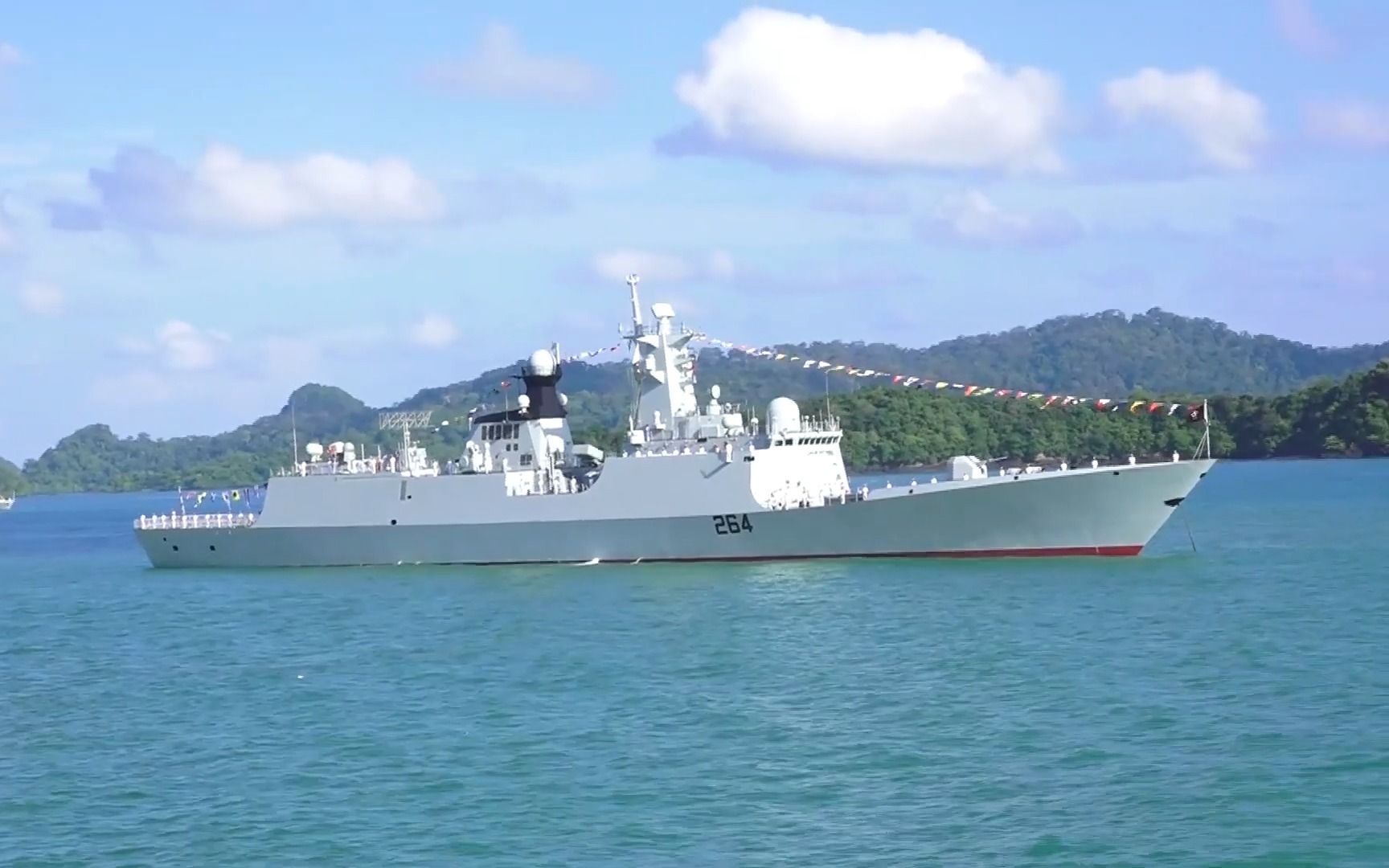 湛江舰参加兰卡威2023国际阅舰式