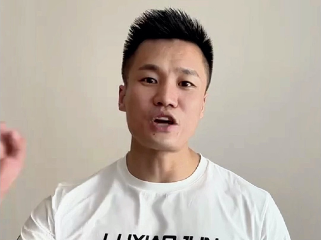 吕小军用自己最擅长的方式为中国奥运健儿们助威!中国举重队,加油!