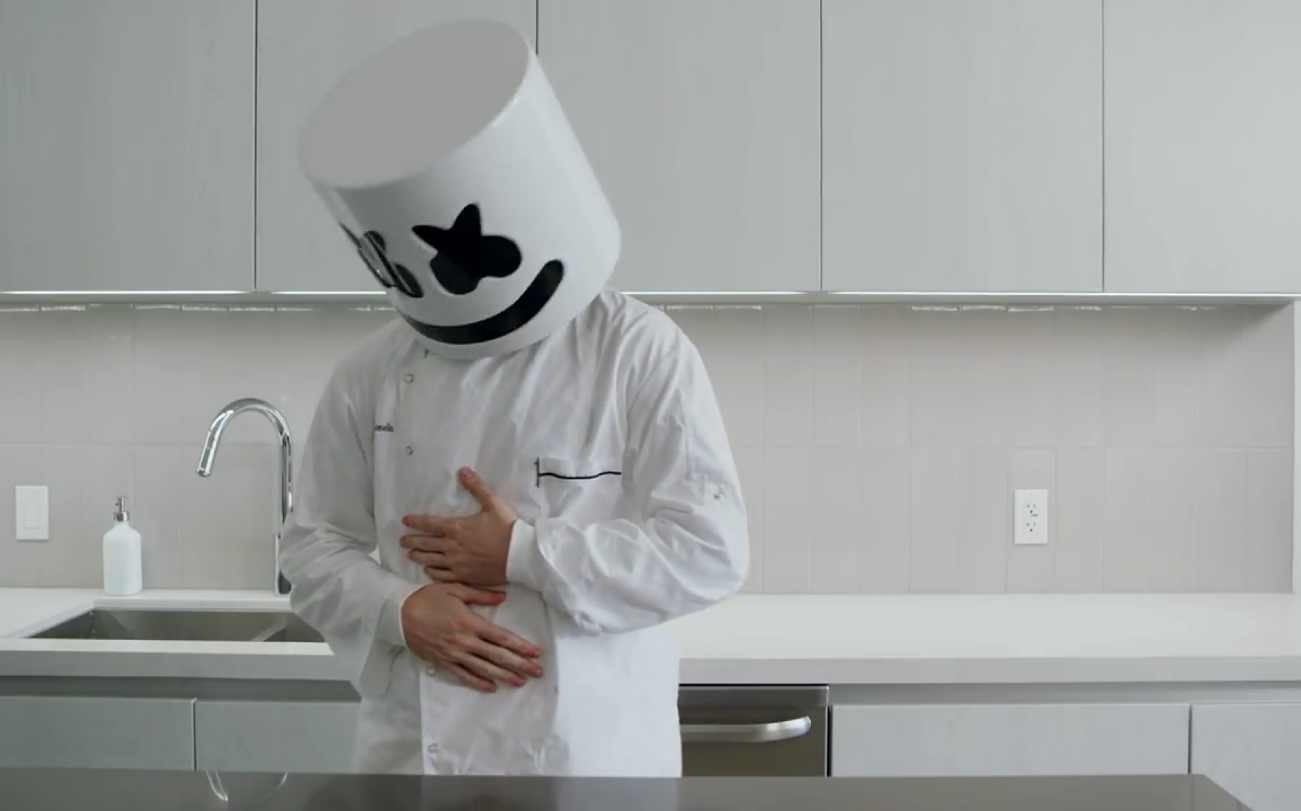 [图]Cooking With Marshmello-制作巨型玉米卷饼