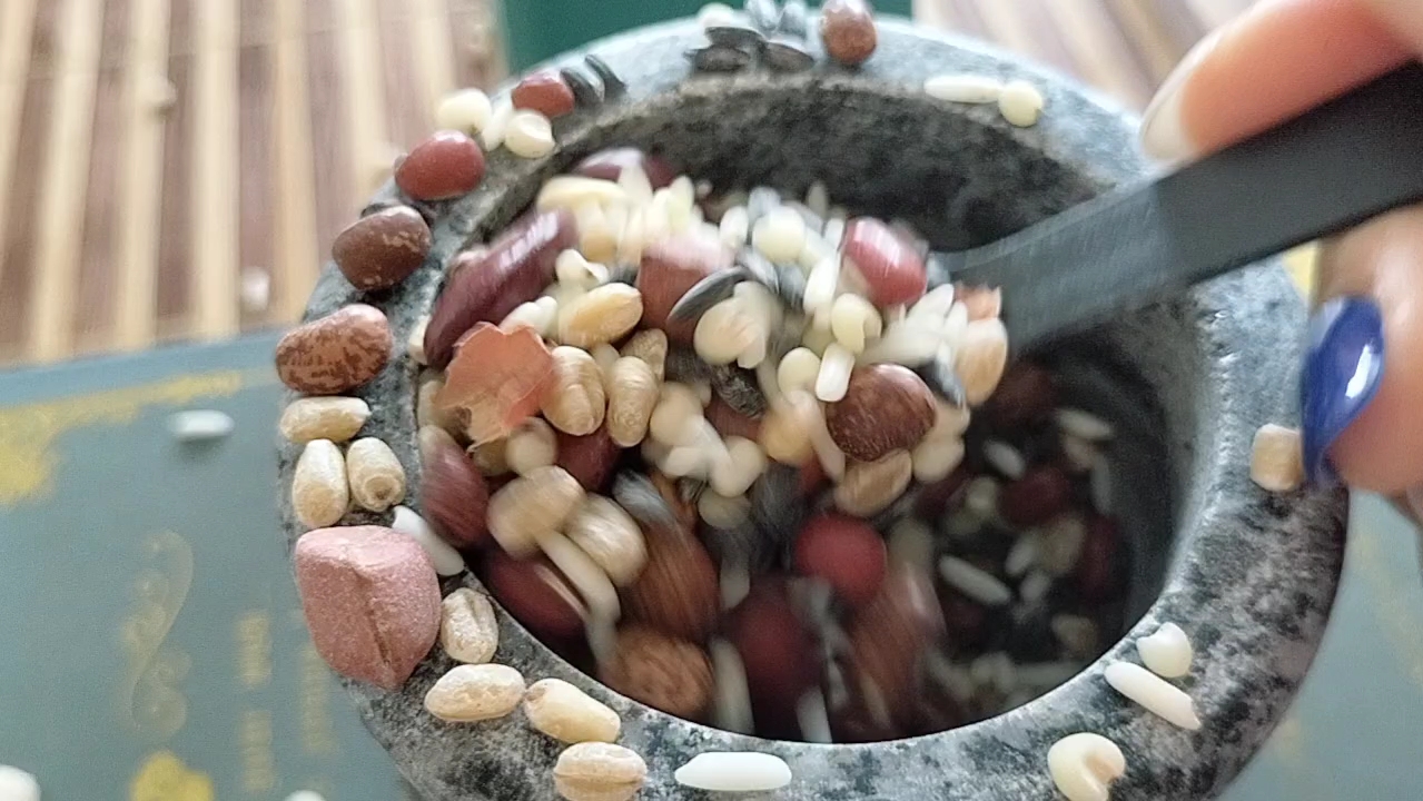 asmr沉浸式听捣谷物的声音耳机音量放大,听糯米红豆花生相互碰撞的