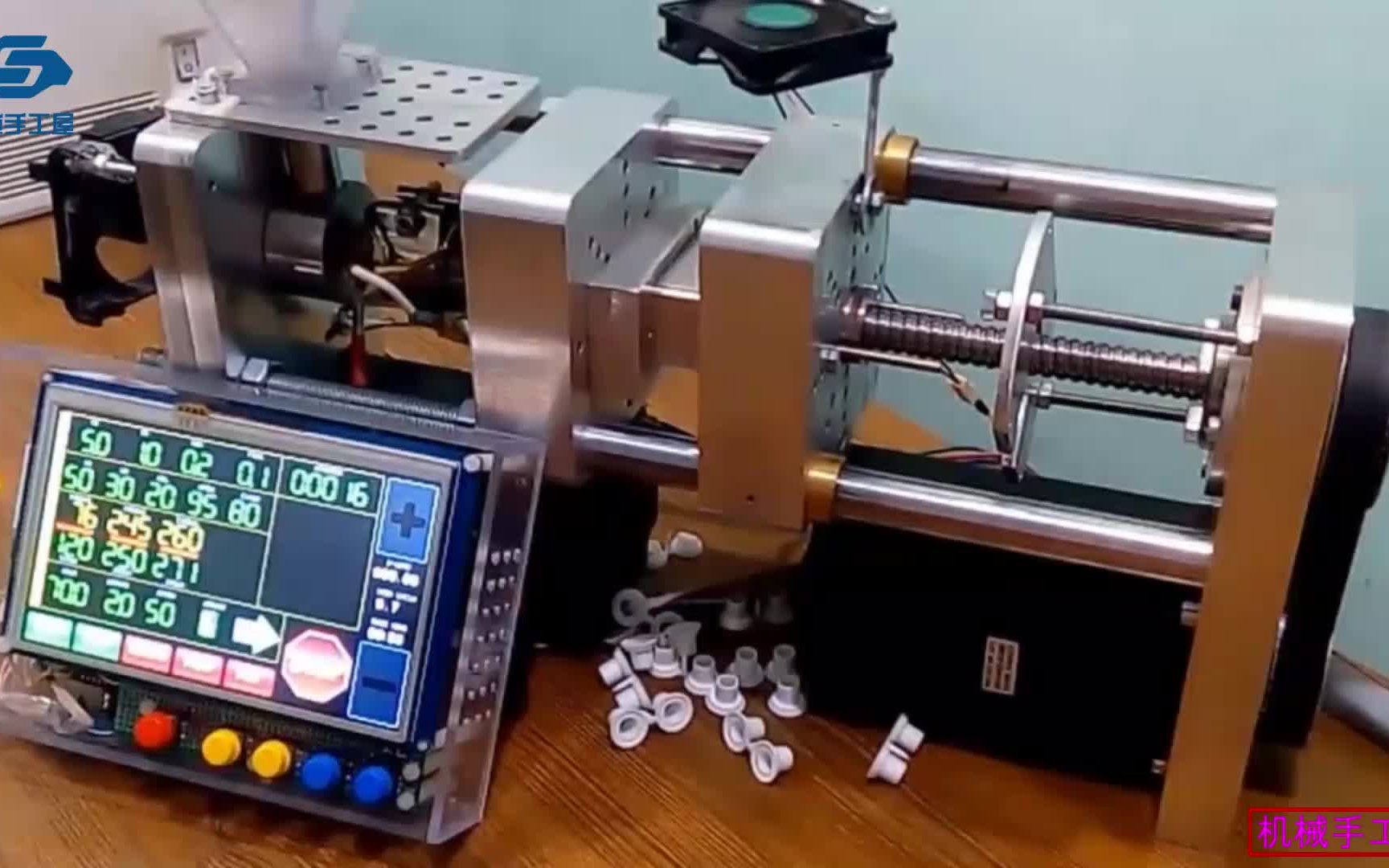 这台注塑机着实迷你直接放在桌面工作别看它小功能很强大