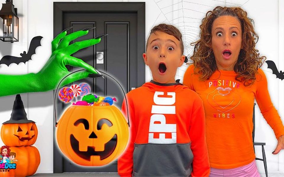 万圣节尼基小男孩家里来了很多趣味捣蛋鬼,可是他竟然没有准备糖果,该