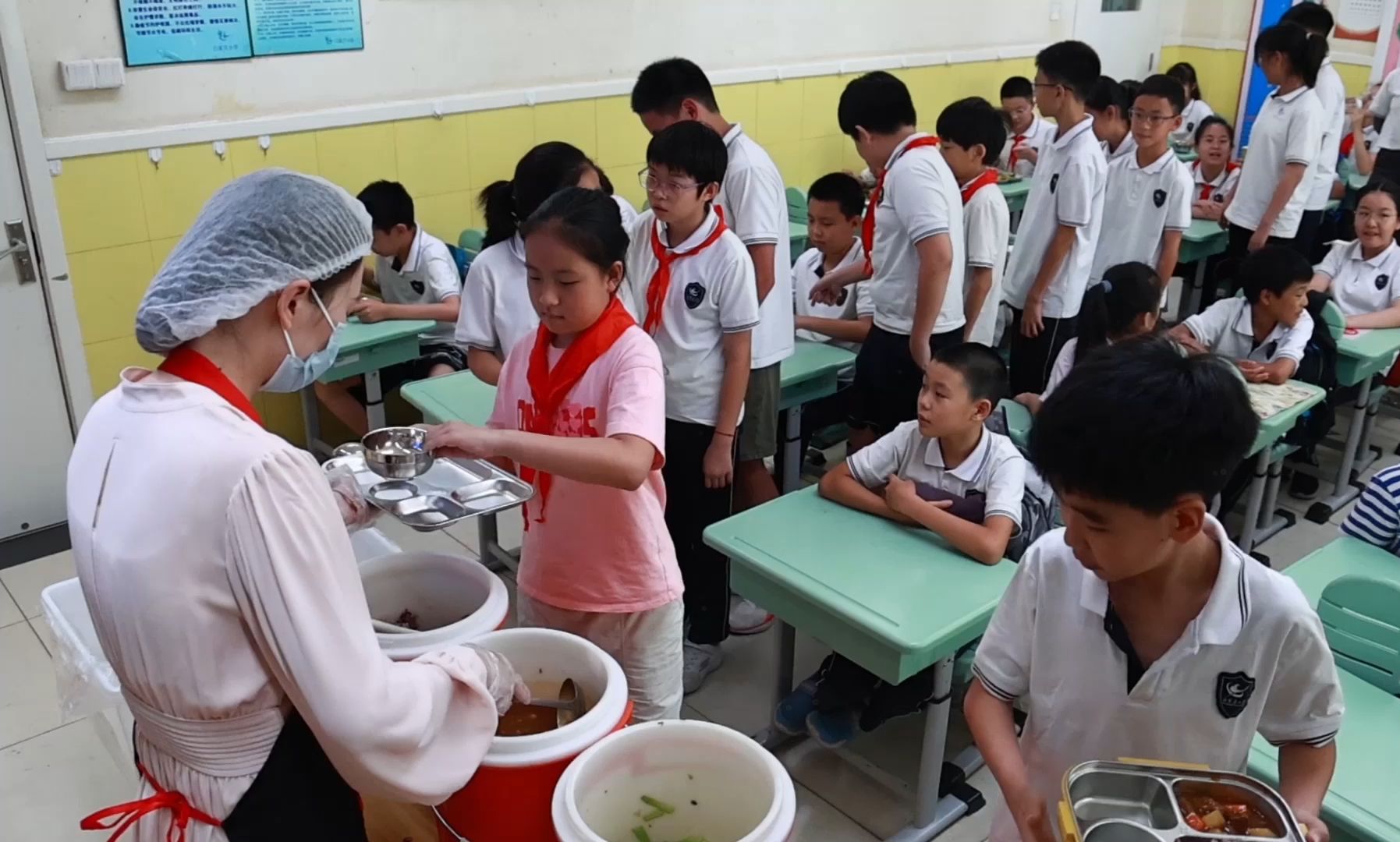 “桶餐到班”全覆盖 北京多举措推动中小学校园餐健康安全哔哩哔哩bilibili