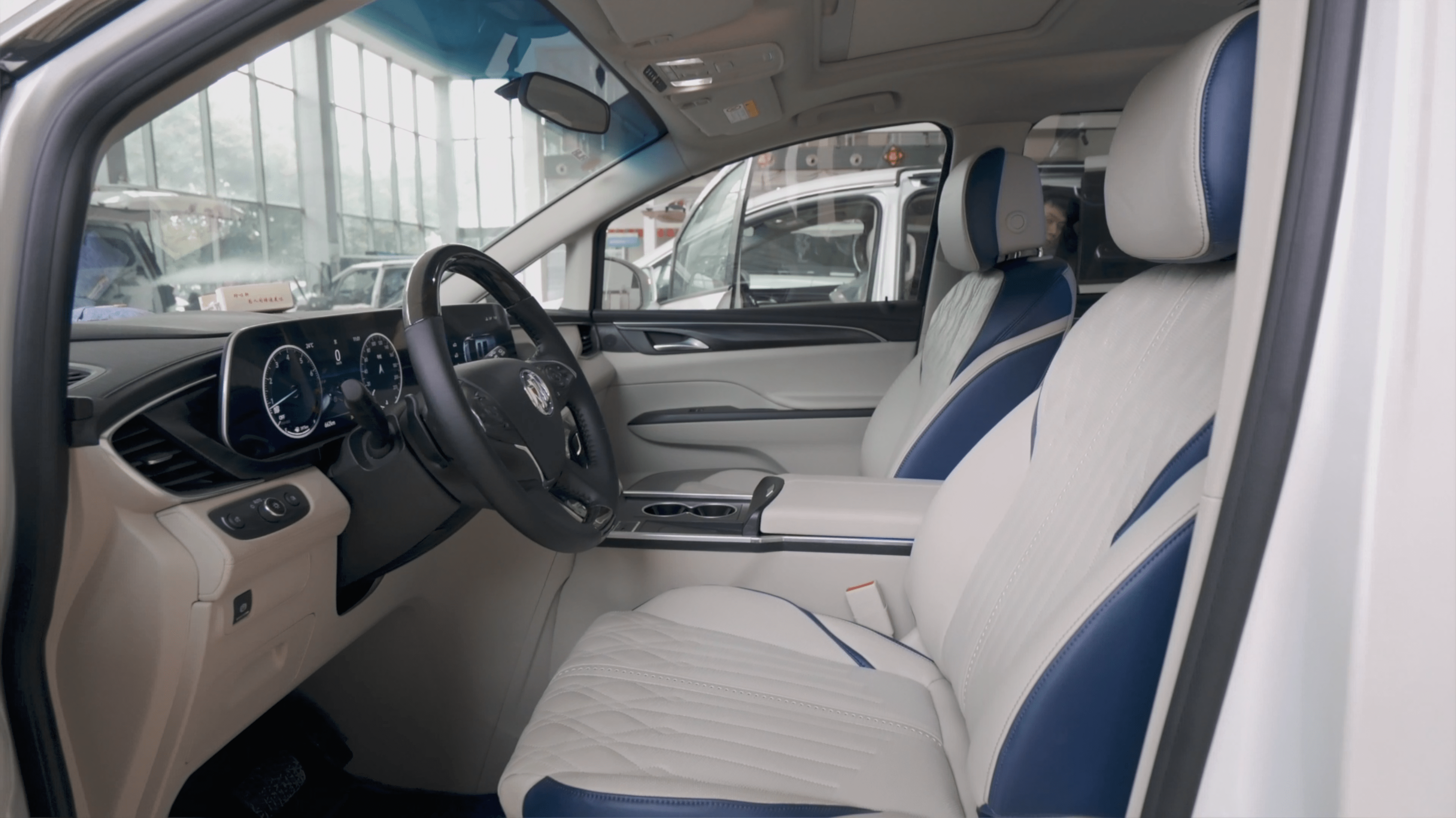 别克gl8蓝白内饰改装,要商务更要享受!