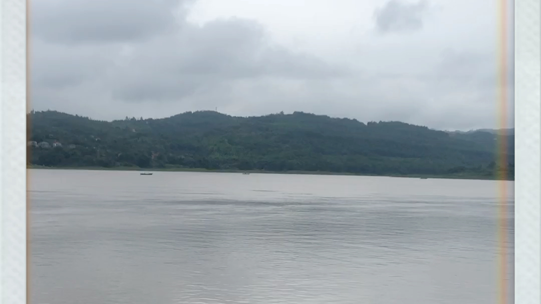 河水突然涨了,原本平静的河面变得汹涌澎湃,浪花飞溅.