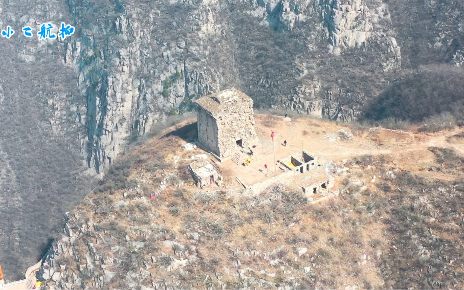 [图]河北大山上发现一神秘建筑，房子竟是用石头块堆起来的，不可思议