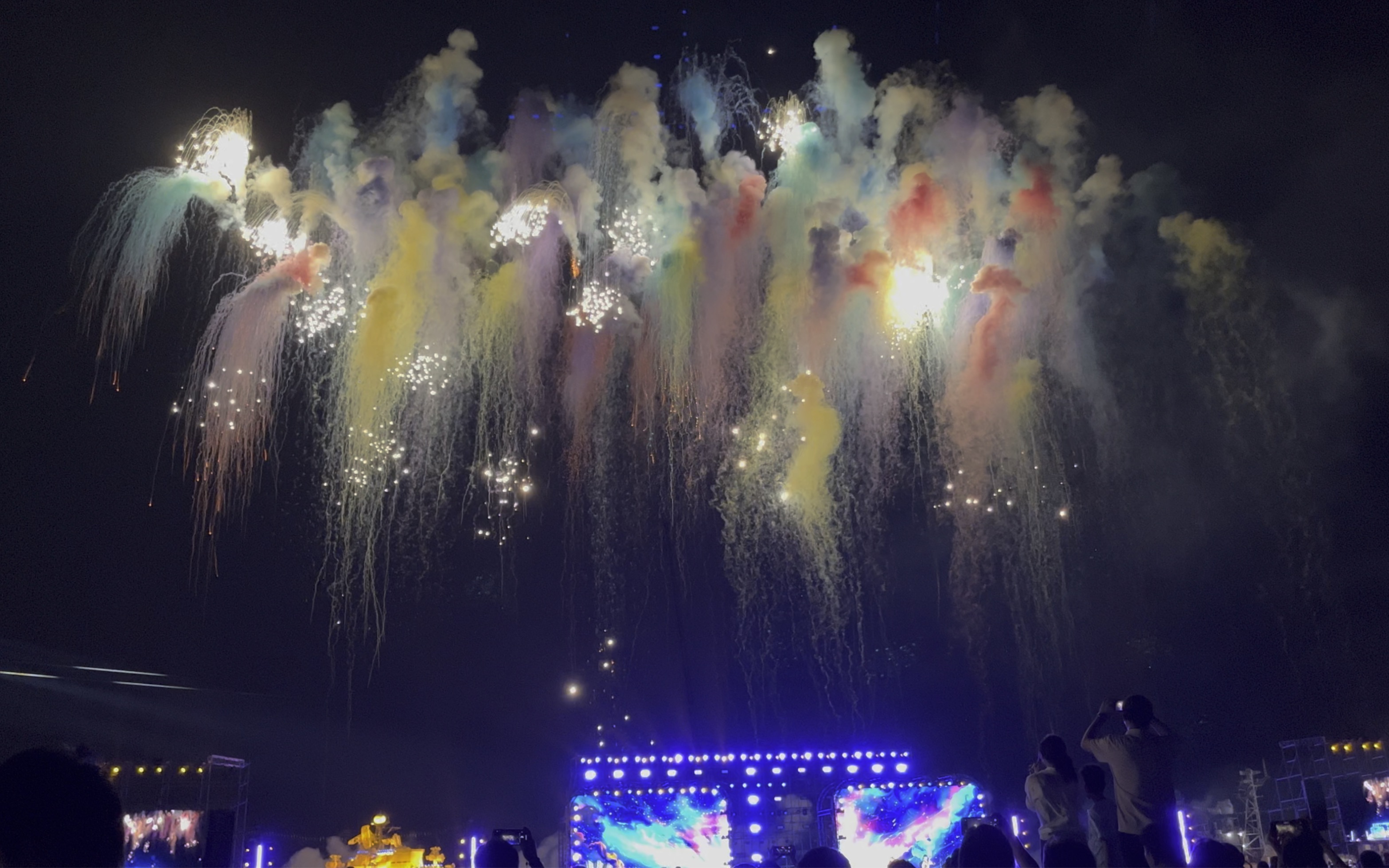 【七彩祥云】天津泰达航母公园的压轴烟花秀:七彩祥云,美爆了,浪漫至