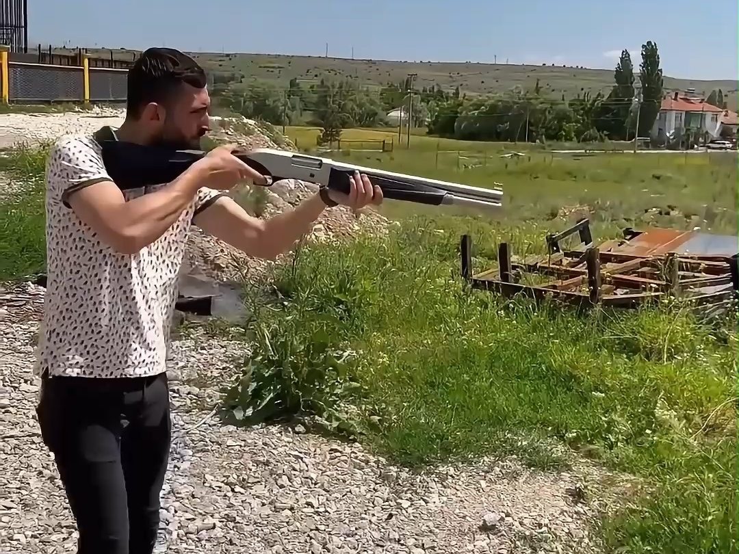 见过拉握把上膛的霰弹枪吗