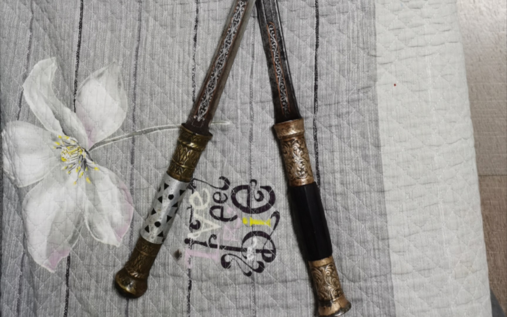 缅刀两兄弟,铜雕鋄银真精神