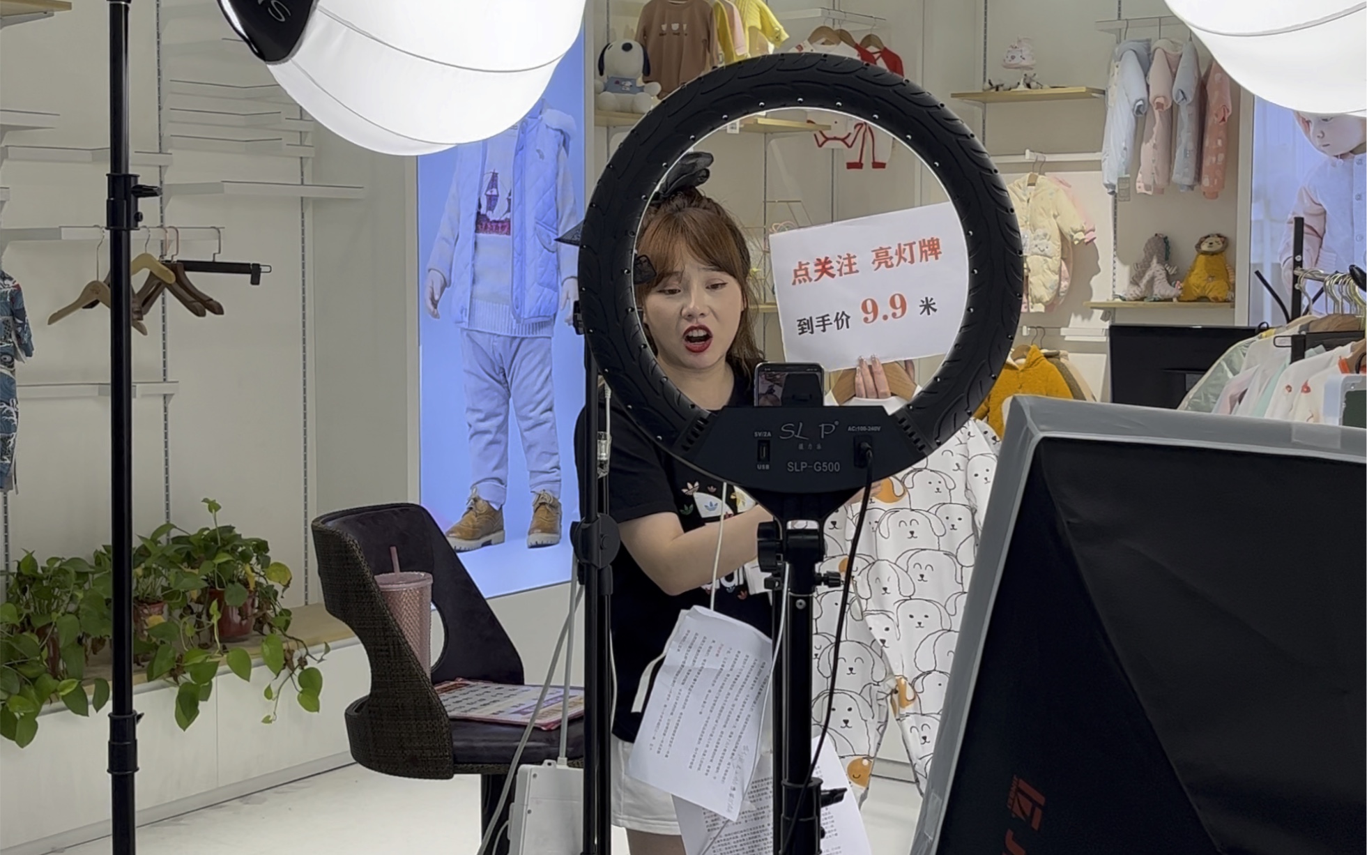 伟德bv1946官网人间丨对线岁大爷”：已就读电商专业短期内不考虑带货