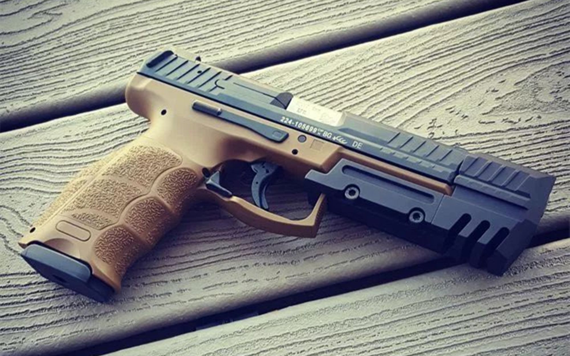 双枪配美女,不一样的风情,usp-match手枪,加上枪口制退器更帅哦