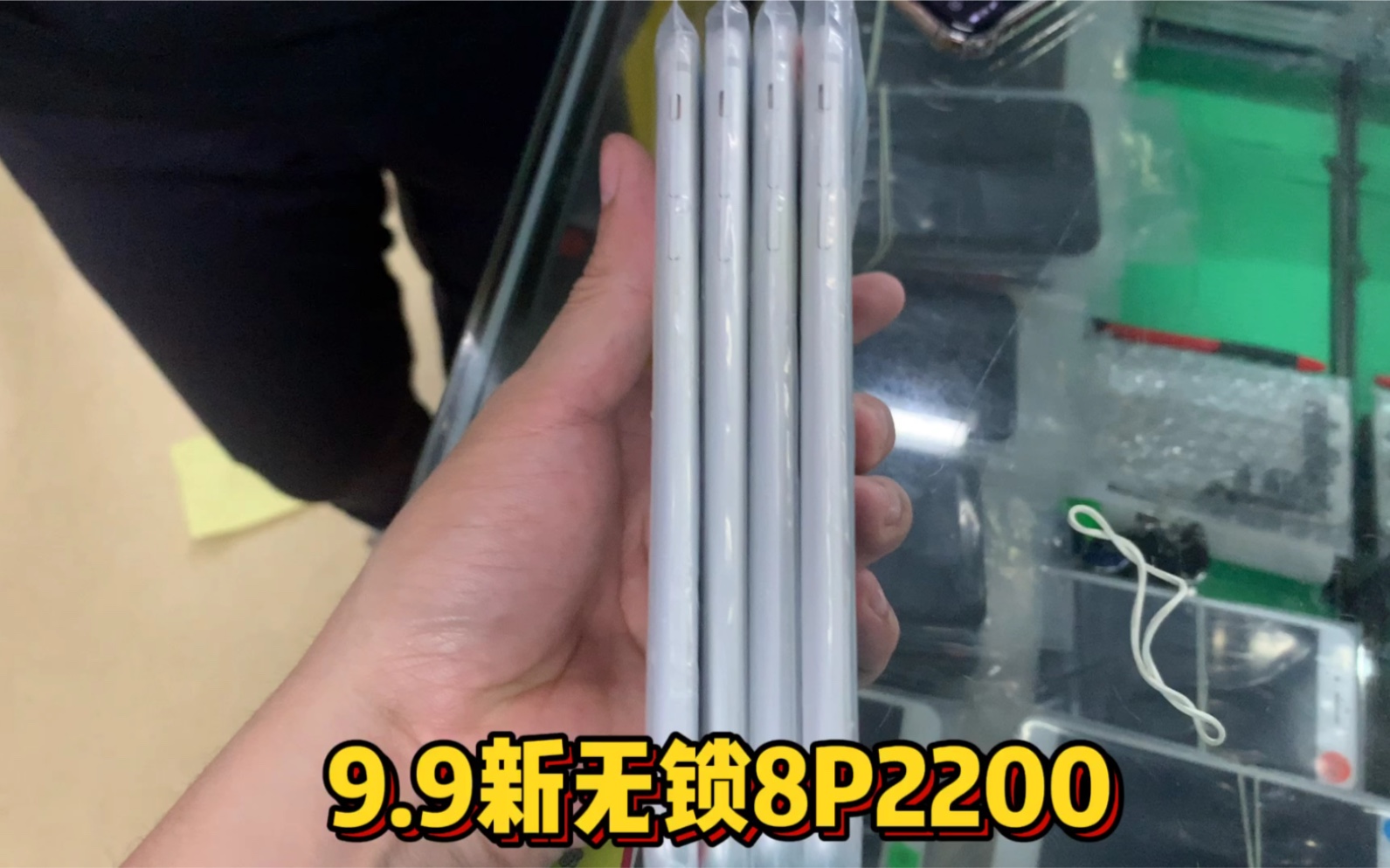 小伙冒着大雨到市场淘手机,2200拿下9.9新iphone 8plus,满足了!哔哩哔哩bilibili