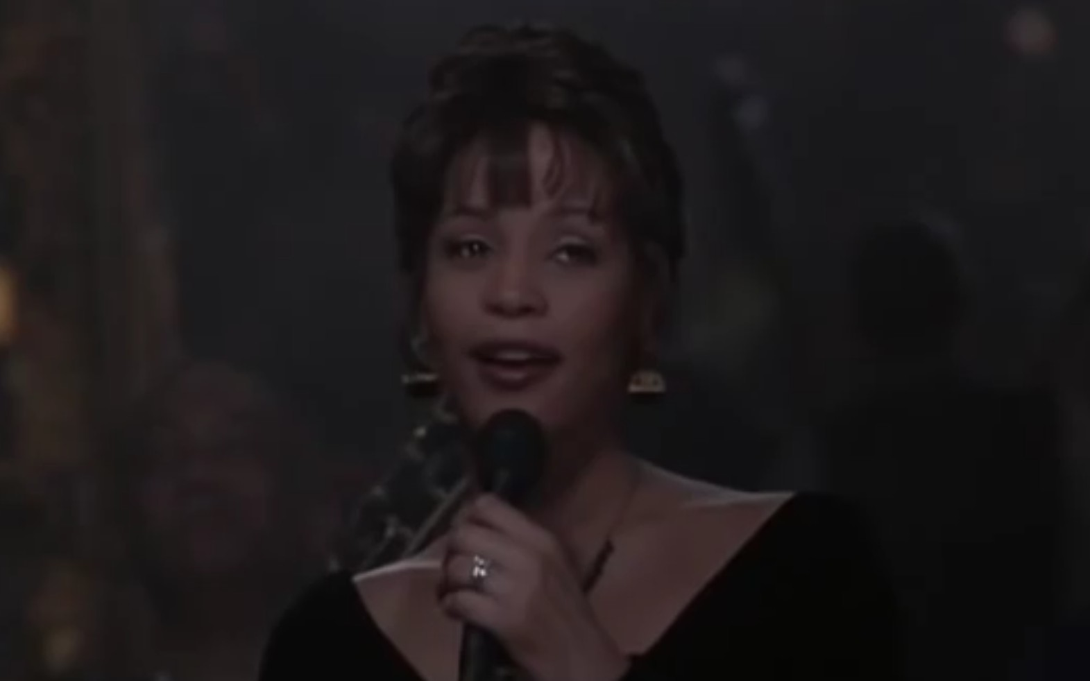 [图]Whitney Houston《I Believe In You And Me》(“牧师的妻子”电影片段)