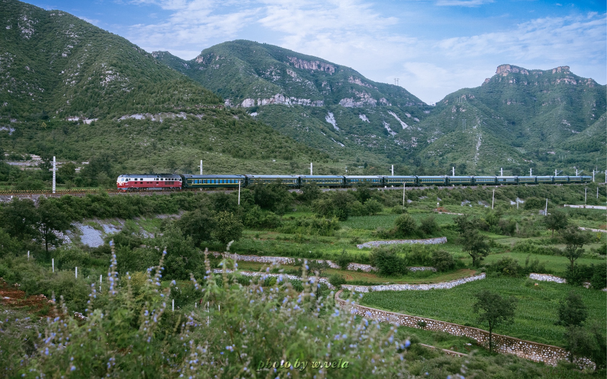 k603 次列车运行在美丽的京原线上