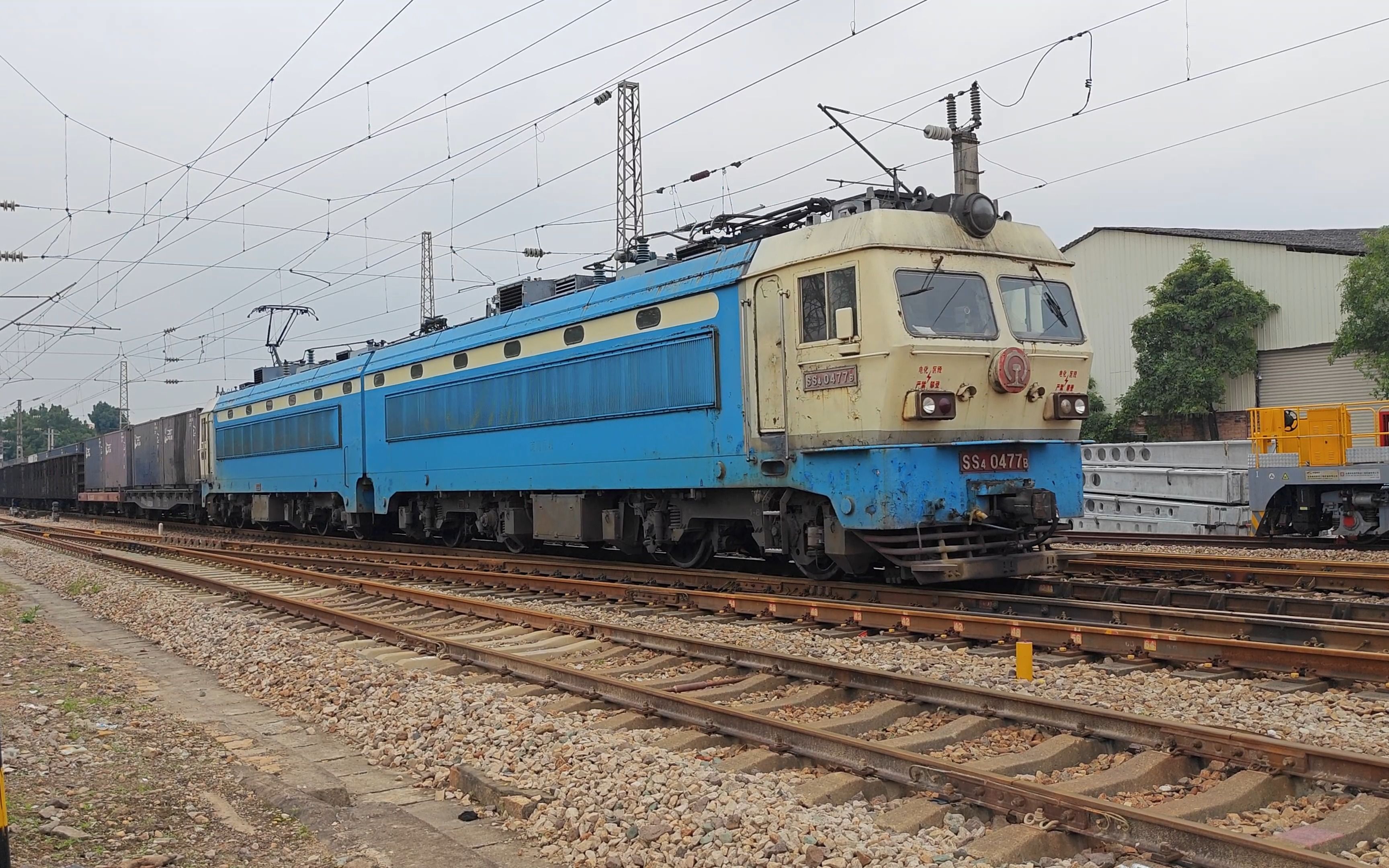 鹰厦铁路韶山4货列通过老郭坑站