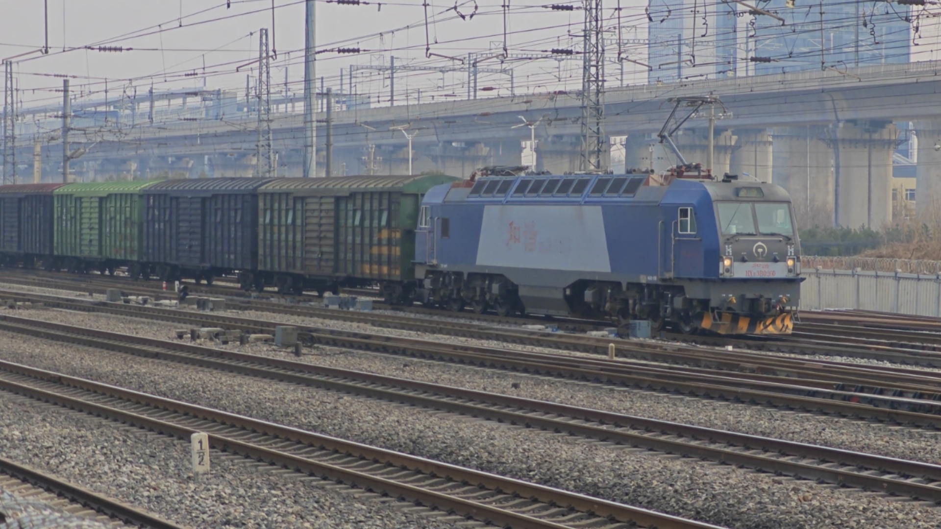 褪色机车hxd3b0260机车牵引棚敞罐混编大列驶出黄村站