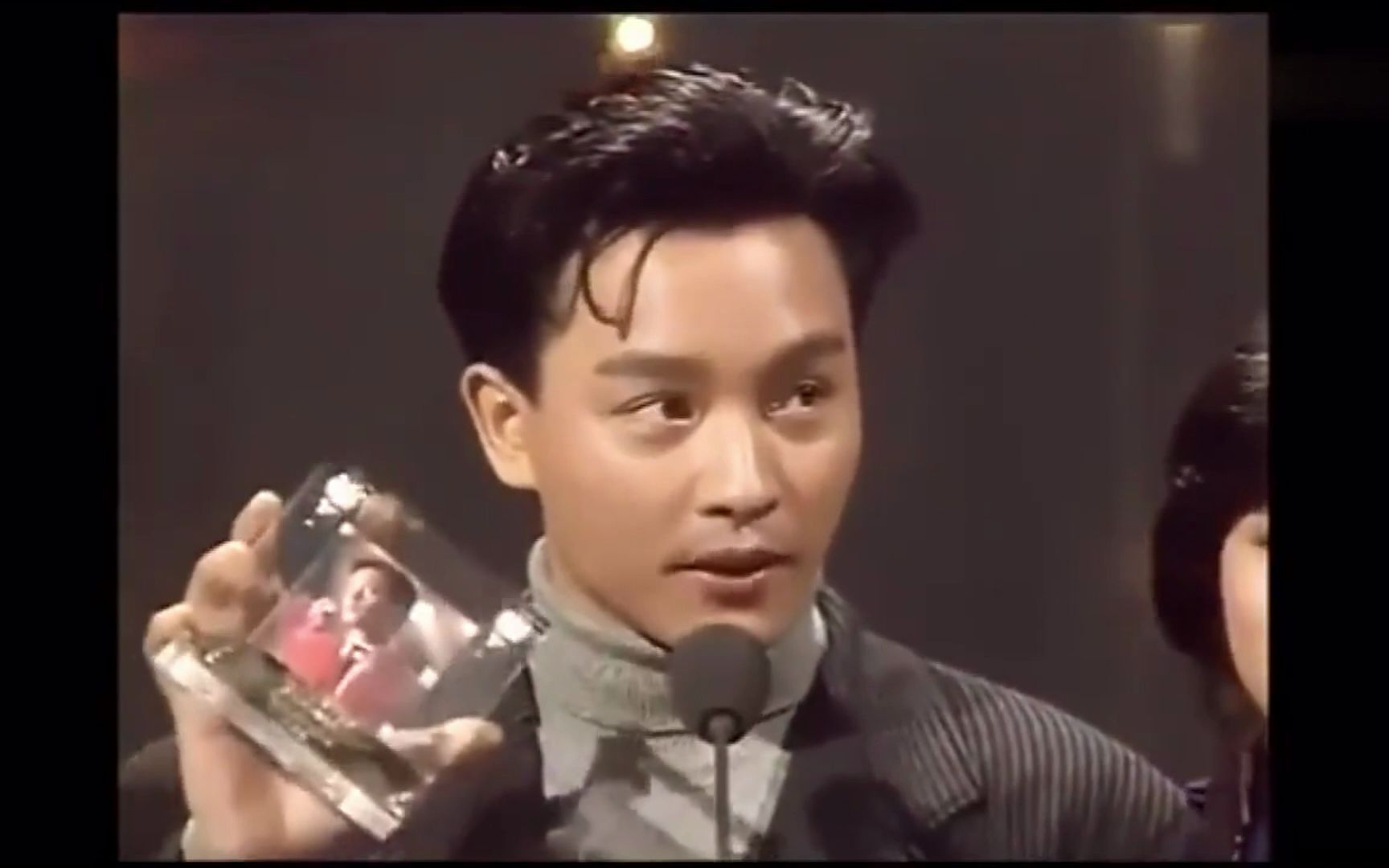 张国荣获奖视频集锦,从刚成名在台上的稚嫩拘瑾,到后来在台上淡然若定、挥洒自如,再到肆意发挥的境界!_哔哩哔哩_bilibili