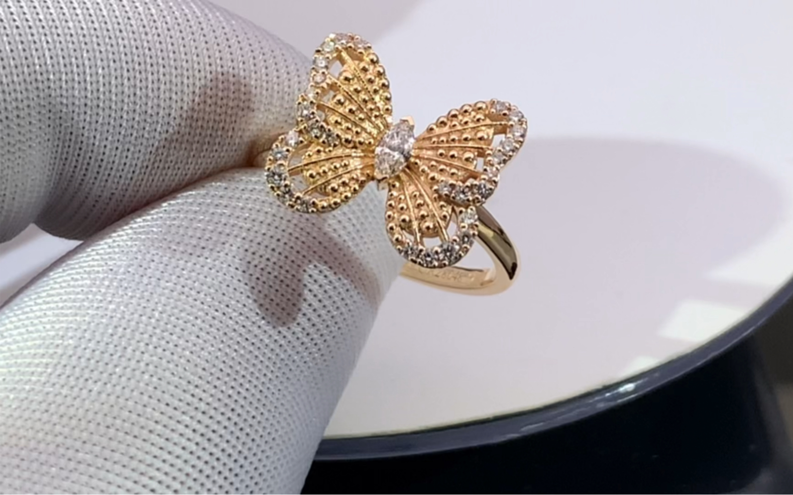 小江珠宝:客户定制格拉夫新款蝴蝶钻石戒指,什么材料简单分享给大家!