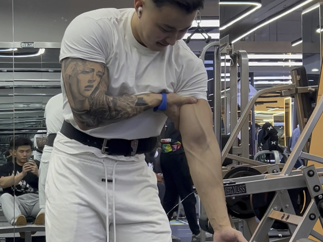 垫肩t恤太帅了必须入手一件#健身穿搭 #t恤推荐 #男士t恤