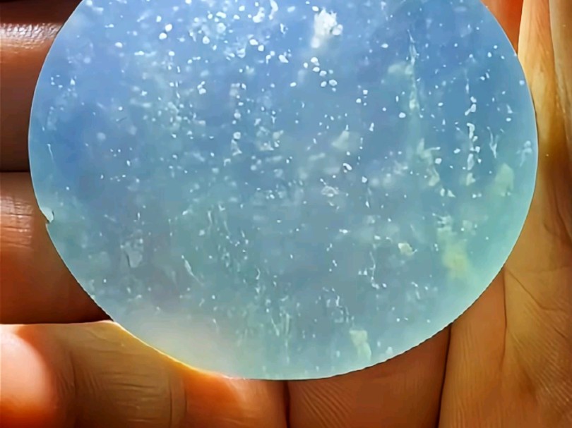 这雪花棉的镯芯,师傅问我做什么好,我给师傅出了三个方案:一是雕风雪