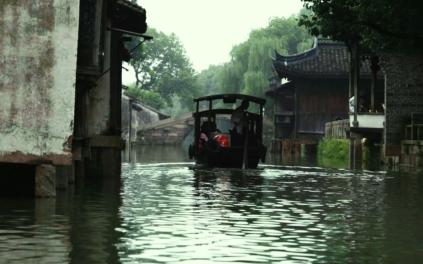 烟雨江南 蒙蒙细雨沁润下的乌镇,让人思念让人眷恋,人爱上的不是雨,而是看着雨滴落下的瞬间,将眷恋一点点的融入雨中,飘进你的心间,乌镇来过 未...